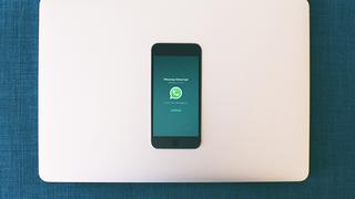 Manda un mensaje de WhatsApp sin sacar el celular de tu bolsillo con este truco