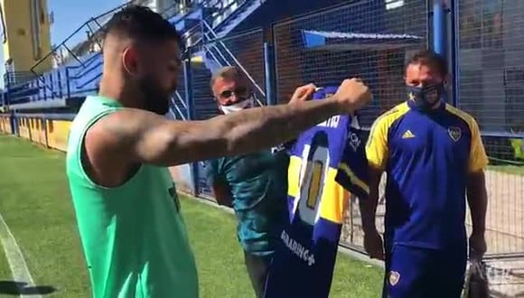 Gabigol recibió hace poco una camiseta de Boca como recuerdo al título de la Libertadores de hace un año. (Foto: Boca Juniors)