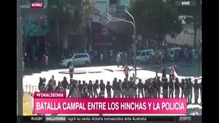 Batalla campal entre policías e hinchas de River que obligó a postergar una hora la final de la Copa [VIDEO]