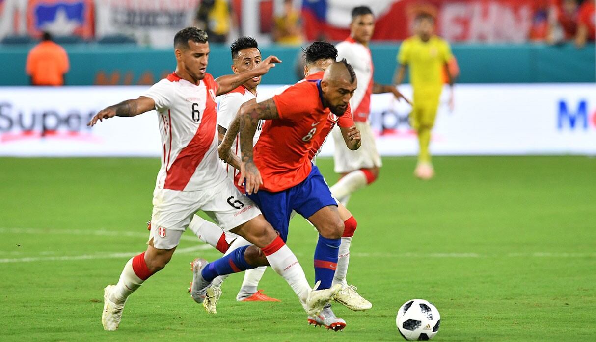 Miguel Trauco (St. Etienne) y Arturo Vidal (Barcelona), como todos los 'europeos', tendrían problemas para venir a la Eliminatoria. (Foto: AFP)
