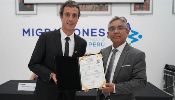 Horacio Orzán recibió la ciudadanía peruana el último lunes. (Foto: @MigracionesPe)