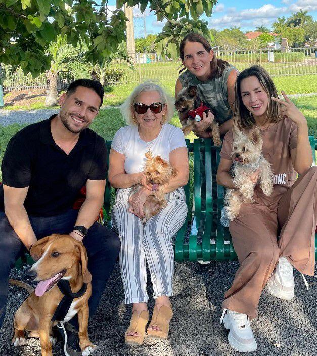 Carmen Villalobos y Sebastián Caicedo junto a su familia y sus mascotas (Foto: Carmen Villalobos/Instagram)