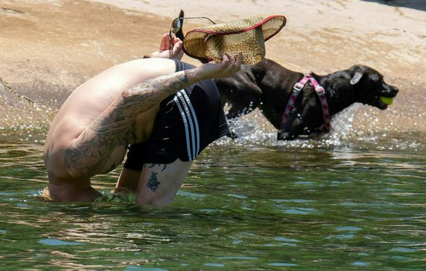 Un hombre sumerge la cabeza para refrescarse en Barton Creek Pool el 27 de junio de 2023 en Austin, Texas. (Foto: AFP)