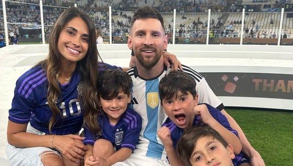 Lionel Messi y su esposa junto a sus hijos (Foto: Antonela Roccuzzo / Instagram)