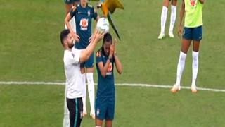 Guacamayo se posa sobre cabeza de futbolista brasileña