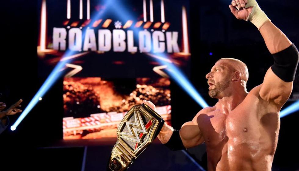 Triple H venció a Dean Ambrose y conservó el título de la WWE. (WWE)