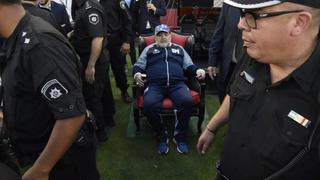 El 'Juego' de Diego: Maradona dirigió partido desde un trono autografiado