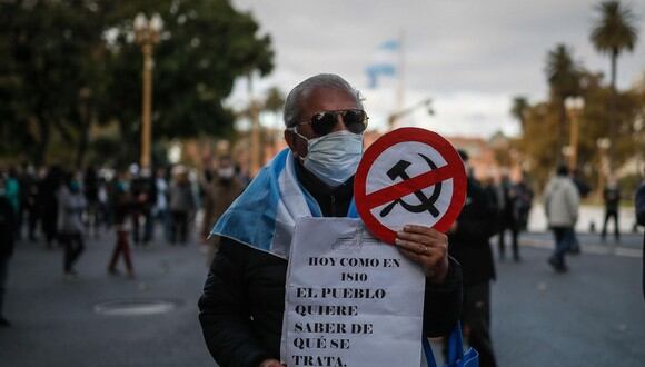 Un grupo de personas se manifiesta contra la cuarentena obligatoria hoy lunes 25 de mayo en la Plaza de Mayo de la ciudad de Buenos Aires. (EFE/Juan Ignacio Roncoroni).