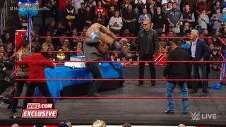 No los aguantaron: Shawn Michaels y Kurt Angle atacaron a Mahal y The Singh Brothers después del Raw [VIDEO]