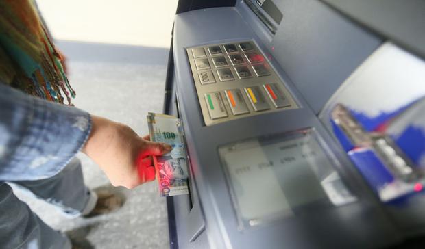 Persona retirando dinero del cajero automático (Foto: GEC)