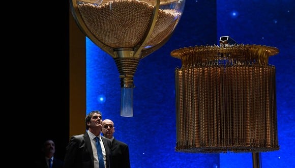 Los funcionarios revisan los tambores giratorios de la lotería de Navidad de España "El Gordo" en el Teatro Real de Madrid el 22 de diciembre de 2019 (Foto: Oscar del Pozo / AFP)