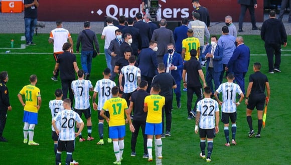 El partido entre Brasil y Argentina se vio suspendido tras la intervención de autoridades sanitarias. (Getty)