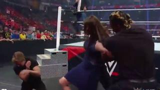 WWE: Stephanie McMahon reapareció en el ring pero fue expulsada a empujones