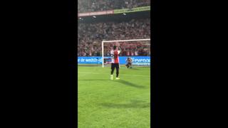 ¡Todos de pie! La ovación a Renato Tapia de la hinchada del Feyenoord tras golear en Europa League [VIDEO]
