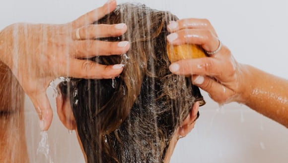 Siguiendo estos trucos lograrás que tu cabello se ensucie menos y no deje de brillar. (Foto: Pexels)