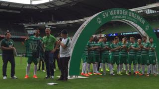 Claudio Pizarro recibió homenaje de Bremen e impresionante ovación de hinchas
