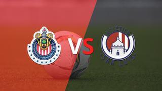Termina el primer tiempo con una victoria para Atl. de San Luis vs Chivas por 1-0
