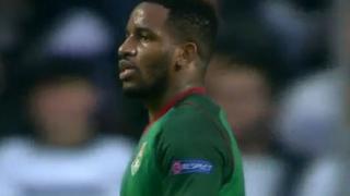 Para la próxima será: Farfán falló clara ocasión con el Lokomotiv en la Europa League