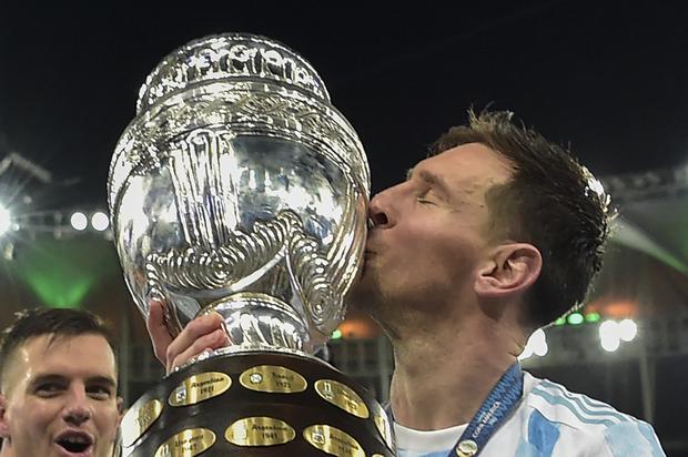 Lionel Messi conquistó su primer título con la selección argentina en la Copa América 2021 | Foto: AFP