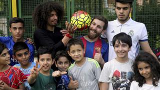 El 'gemelo' de Lionel Messi volvió a alborotar las calles de Irán y hasta posó con niños