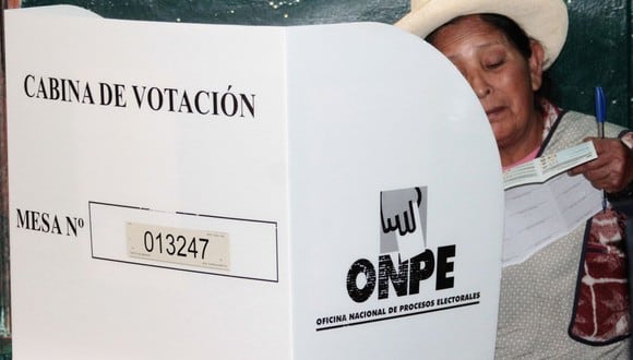 La Oficina Nacional de Procesos Electorales (ONPE) habilitó una plataforma en línea, en la que los ciudadanos pueden elegir dónde sufragar. (Foto: STR / AFP)