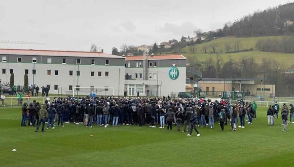 Hinchas de Saint-Étienne ingresaron a la cancha de entrenamiento del primer equipo. (Foto: @leprogres_asse)