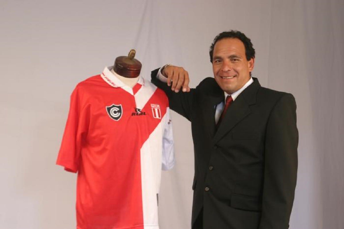 Freddy Ternero en una produccion con la camiseta combinada de Cienciano y de la Selección Peruana. 11/12/2003 (Foto: GEC Archivo)