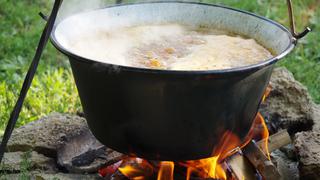 Olla de sopa caliente explota en el rostro de una mesera por la travesura de un comensal