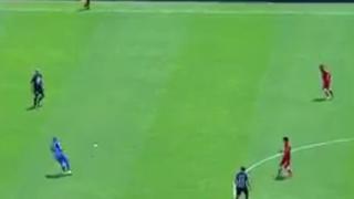 Quiso salir jugando: blooper del arquero de Pumas y gol de Toluca [VIDEO]