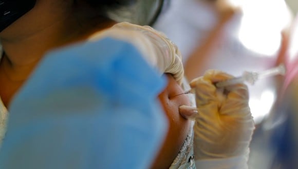 Una trabajadora de salud prepara una vacuna contra la difteria en Lima, luego que el Gobierno ordenó una alerta epidemiológica a nivel nacional (Foto de Luka GONZALES / AFP)