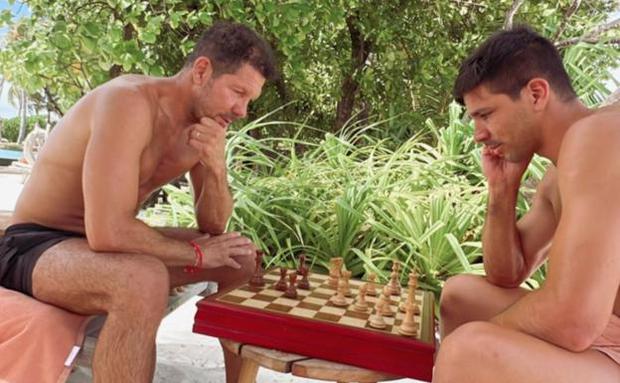 El 'Cholo' y Gio en el ajedrez que causa revuelo en las redes.  (Foto: Instagram Diego Simeone).