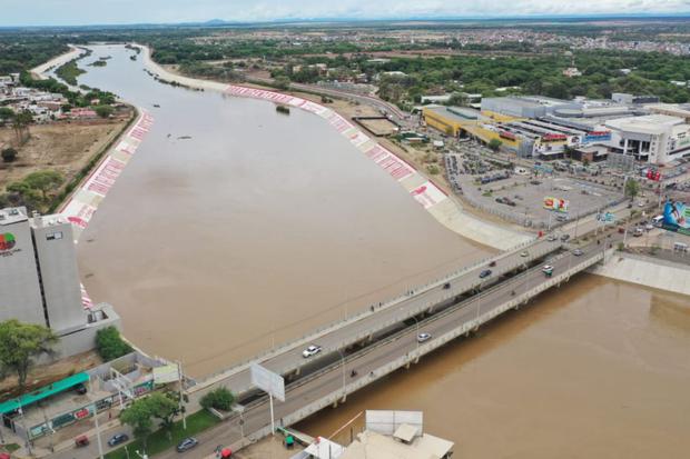 La crecida del río Piura a causa de las intensas lluvias se puede apreciar desde el aire (Fotos: Julio Reaño/@Photo.gec)