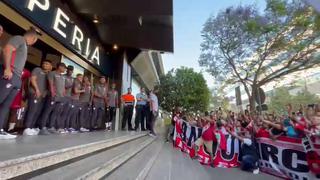 Selección Peruana saludó a los hinchas que concentraron a las afueras del hotel en Barcelona
