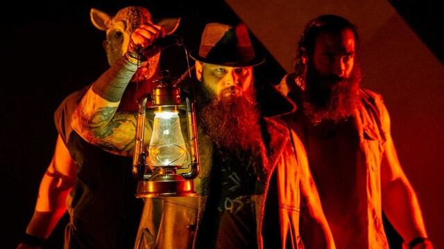 Bray Wyatt, acompañado de Luke Harper y Erick Rowan, se enfrentó a John Cena. (Foto: WWE)