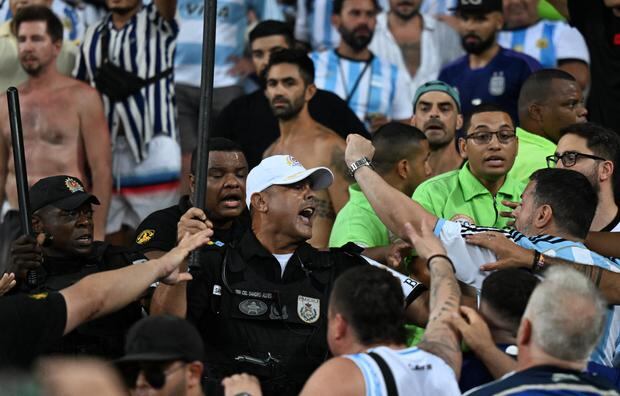 Antes de jugarse el Brasil - Argentina, se generaron incidentes en las tribunas y Lionel Messi ordenó a sus compañeros salir de la cancha del Maracaná. (Foto: CARL DE SOUZA / AFP).