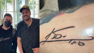 Un nuevo gesto de Lionel Messi: le autografió la pierna a un fan y este se tatuó la firma [FOTO]