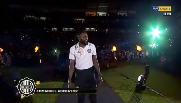 Adebayor fue presentado este viernes por el Olimpia ante todos sus hinchas.