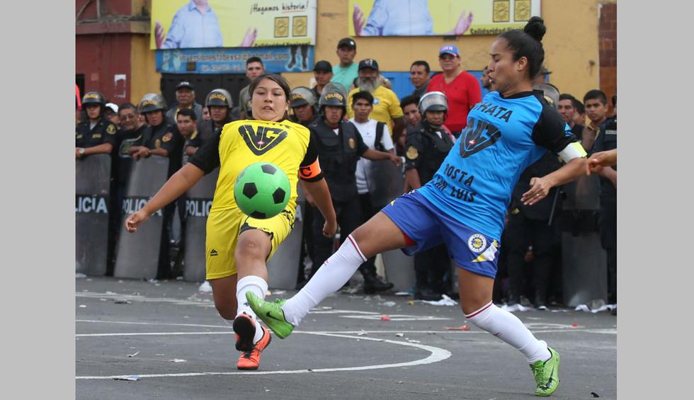 Las mujeres tuvieron un partido de exhibición en el Mundialito de El Porvenir (Foto: Fernando Sangama)