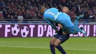 Kylian Mbappé y el terrible choque que lo sacó del partido del PSG ante Lyon