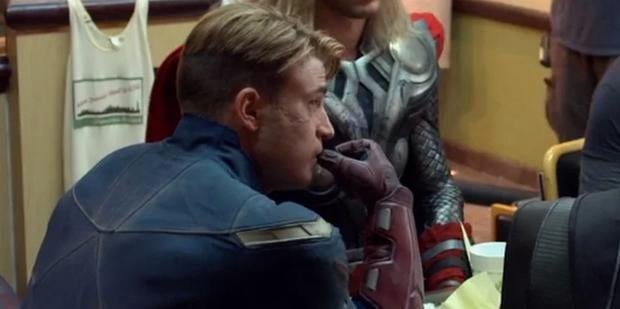 Chris Evans con su mandíbula falsa en plena grabación (Foto: Marvel Studios)