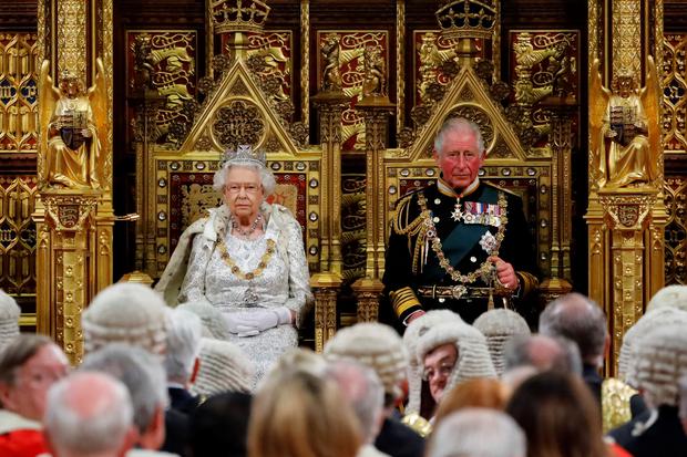 En esta foto de archivo tomada el 14 de octubre de 2019, la reina Isabel II de Gran Bretaña (L) toma asiento en el Trono del Soberano en la Cámara de los Lores junto al Príncipe Carlos de Gran Bretaña, Príncipe de Gales (R) antes de leer el Discurso de la Reina. durante la Apertura Estatal del Parlamento en las Casas del Parlamento en Londres.  (Foto de Tolga Akmen / PISCINA / AFP)