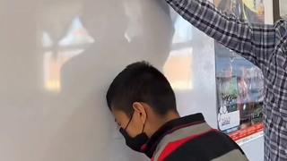 Polémica en TikTok: profesor ‘regala’ puntos extra por parar un papel con la cabeza [VIDEO]