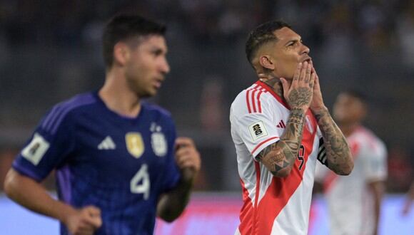 Perú no pudo con Argentina y sumó su tercera derrota en las Eliminatorias 2026. (Foto: AFP)