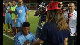 Fútbol con amor: jugador le pidió matrimonio a su novia en plena cancha [VIDEO]