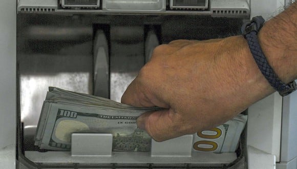 El dólar se negociaba a 20,6 pesos en el mercado de México. (Foto: AFP)