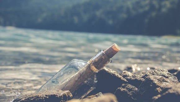La botella que encontró un hombre en la playa sorprendió en Internet porque tenía un inesperado mensaje. (Foto referencial: Ylanite Koppens / Pixabay)
