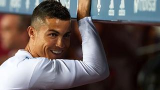 Es un pillo: Cristiano Ronaldo mostró su camiseta al Camp Nou al estilo de Messi [FOTOS]