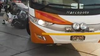 El bus impactó a un policía motorizado: el accidentado ingreso de Universitario al Monumental [VIDEO]