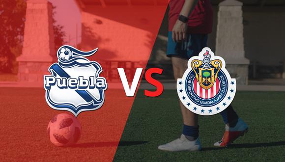 Ya rueda el balón entre Puebla y Chivas en el estadio Cuauhtémoc