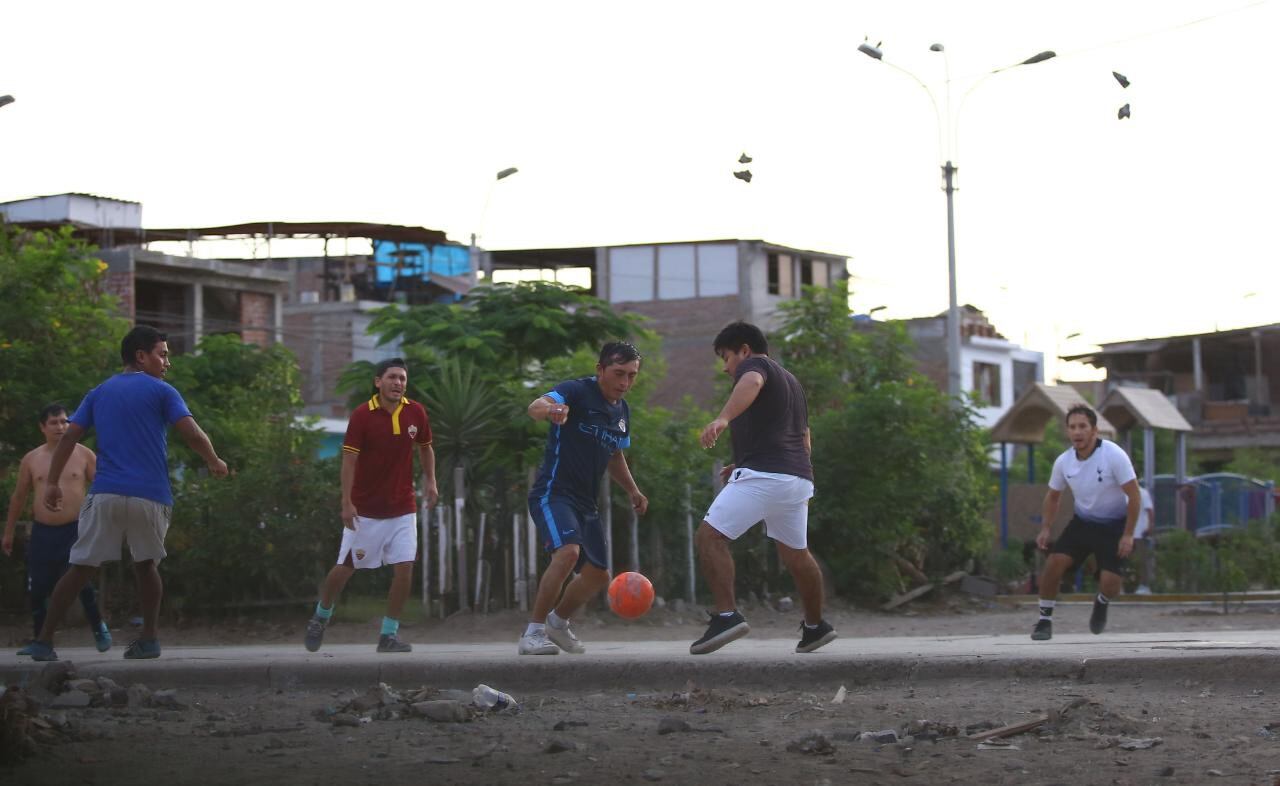 Personas en Villa El Salvador son captadas jugando fútbol. (Foto: Fernando Sangama)